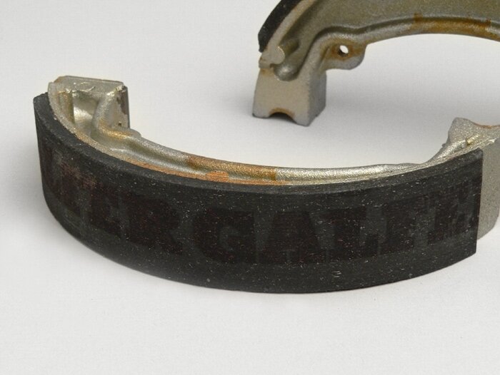 Brake shoes -FERODO Ø=130x25mm- KYMCO Movie 125cc 2001, Movie 150cc 2001, People 125cc 1999 (r), People 150cc 1999 (r), People 50cc 1999 (r), People S 125cc 1999 (r), People S 200cc 2004 (r), People S 50cc 1999 (r), Vivio 125cc 2001-2003, Yager 150cc 2001