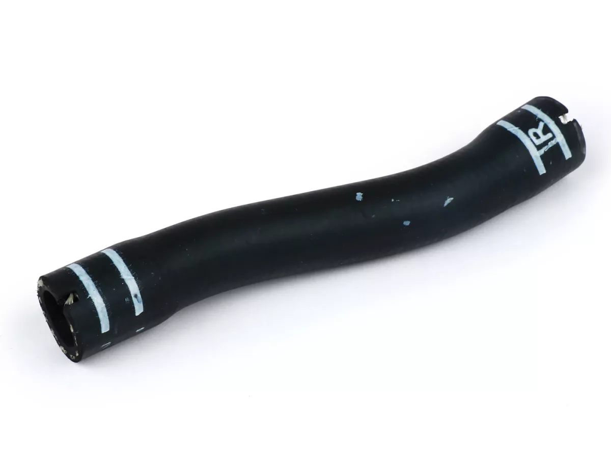 Selang radiator, kanan, atas -PIAGGIO- Vespa GTS 125 (ZAPMA3100, ZAPMA3200, ZAPMA3700, ZAPMD3200), Vespa GTS 150 (ZAPMA3200, ZAPMA3100), Vespa GTS Super 125 (ZAPMA3100, ZAPMA3200, ZAPMA3700, ZAPMD3200), Piaggio Medley 125 (RP8MA0120, RP8MA0121, RP8MB0100,