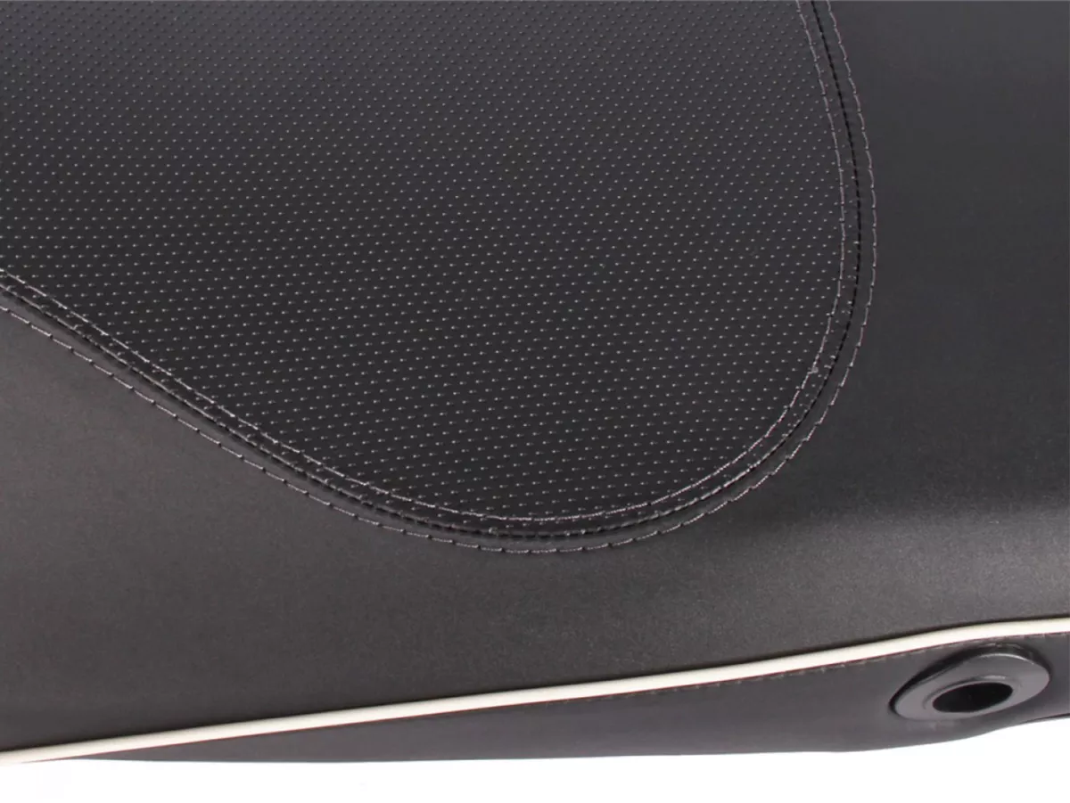 Banqueta -PIAGGIO- Vespa Sprint 50 (ZAPC53101, ZAPC53301, ZAPC53303, ZAPCA0101, ZAPCA0201, ZAPCA0103, ZAPC53201, ZAPCA0203, ZAPC536B) - Negro/costura blanca