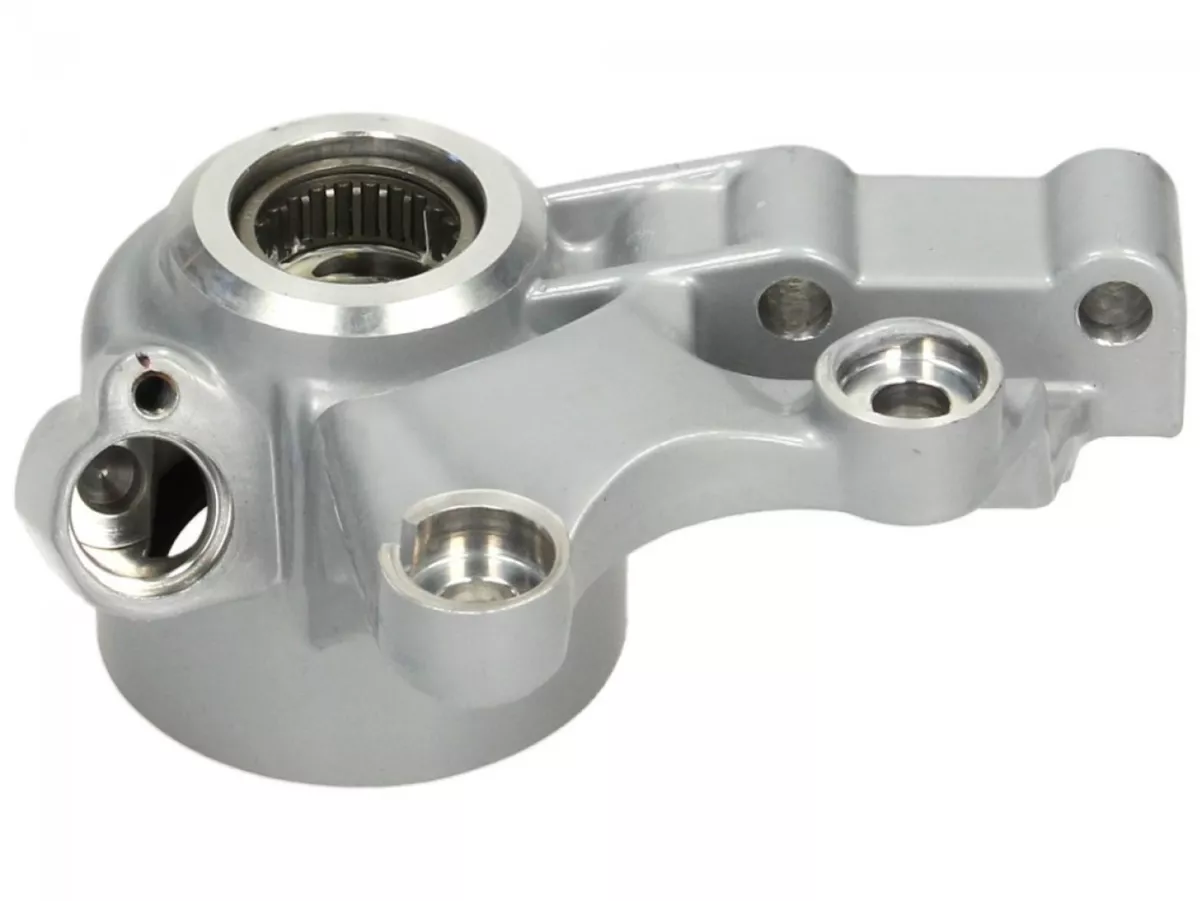Bromsförankringsplatta - främre bromsokfäste -PIAGGIO- Vespa ET2 50 (ZAPC16000, ZAPC12000, ZAPC38100), Vespa ET4 125 (ZAPM19000, ZAPM04000), Vespa ET4 150 (ZAPM19000), Vespa ET4 50 50 (ZAPC26000, ZAPC26100), Vespa LT 125 (RP8M66503), Vespa LT 150 (RP8M666