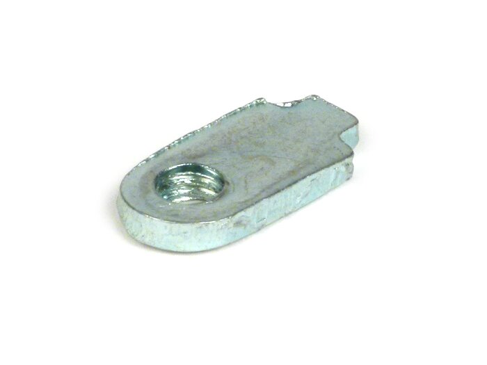 Fästplatta för bakre bromskabel -PIAGGIO- Vespa ET2 50 (ZAPC12000), Vespa ET4 50 50 (ZAPC26000, ZAPC26100), Vespa LX 50 (ZAPC38101, ZAPC38104, ZAPC38300, ZAPC38400, ZAPC38700, ZAPC38900), Vespa LXV 50 (ZAPC38102, ZAPC38902), Vespa Primavera 50 (ZAPC53100)