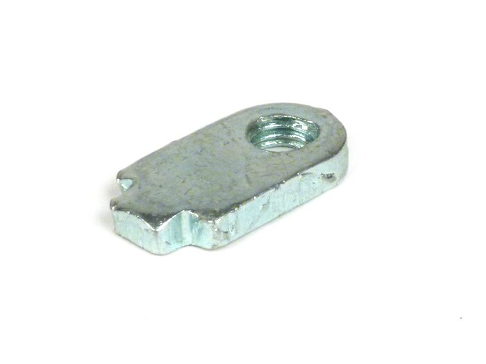 Fästplatta för bakre bromskabel -PIAGGIO- Vespa ET2 50 (ZAPC12000), Vespa ET4 50 50 (ZAPC26000, ZAPC26100), Vespa LX 50 (ZAPC38101, ZAPC38104, ZAPC38300, ZAPC38400, ZAPC38700, ZAPC38900), Vespa LXV 50 (ZAPC38102, ZAPC38902), Vespa Primavera 50 (ZAPC53100)