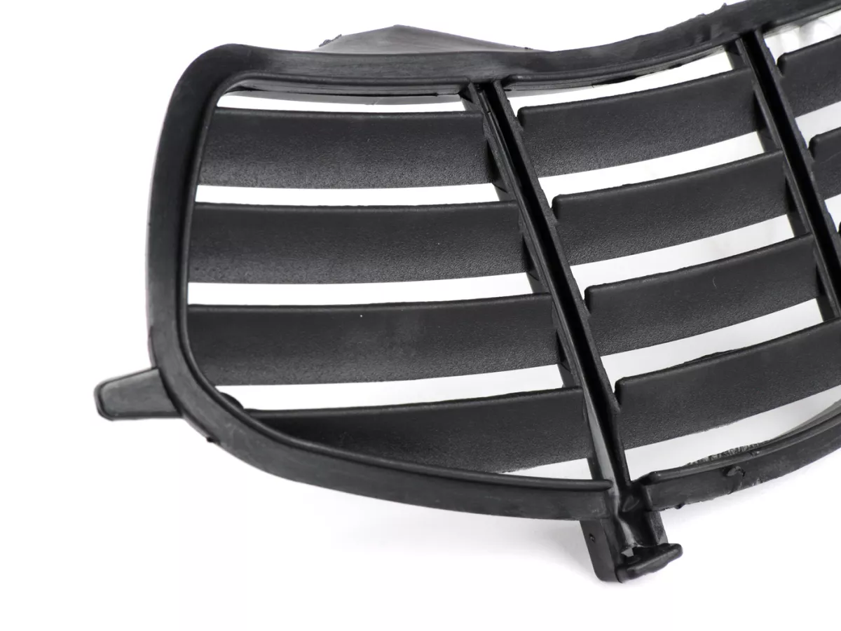Bagageruimte rooster - Ventilatierooster, zwart, rechts -PIAGGIO- Vespa GT 250 (ZAPM45102), Vespa GT L 125 (ZAPM31100, ZAPM31101), Vespa GT L 200 (ZAPM31200), Vespa GTS 125 (ZAPM31300, ZAPMA3100, ZAPMA3200), Vespa GTS 150 (ZAPMA3200, ZAPMA3100), Vespa GTS
