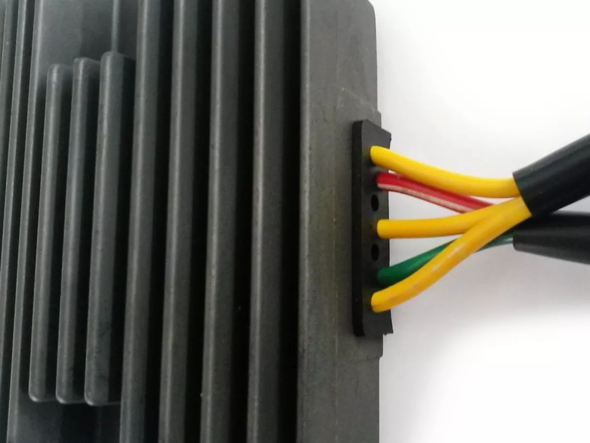 Voltage regulator (2 plugs, 5 cables, 3x yellow ,1x red , 1x green) -PIAGGIO- Vespa GTS 250 (ZAPM45100), Vespa GTS 300 (ZAPM45200, ZAPM45202, ZAPMA3300), Vespa GTS HPE 300 (ZAPMA3600, ZAPMD310), Vespa GTS Super 125 (ZAPM45300, ZAPM45301), Vespa GTS Super