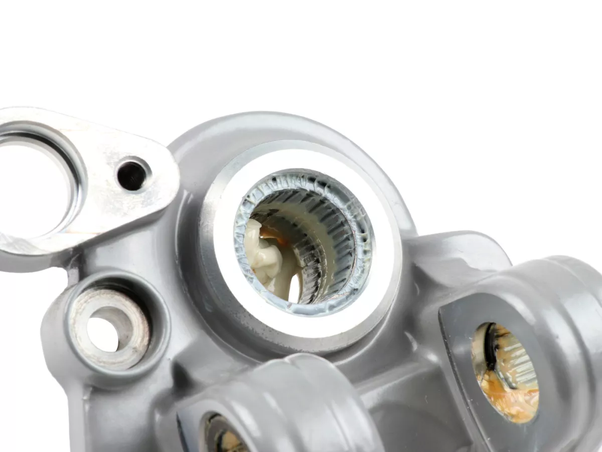 Bromsförankringsplatta - främre bromsokfäste -PIAGGIO- Vespa Primavera 125 (ZAPM81100, ZAPM81101, ZAPMA1100), Vespa Primavera 150 (ZAPM81200, ZAPM81201), Vespa Primavera 50 (ZAPC53100, ZAPC53200, ZAPC53300, ZAPC53302), Vespa Sprint 125 (RP8M82111, ZAPM813