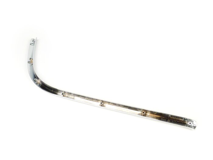 Kantskydd fotbräda höger -PIAGGIO, krom- Vespa Primavera 125 (ZAPM81100, ZAPM81101, ZAPMA1100, RP8M82500, RP8M82821, RP8M82100, RP8M82310, ZAPMA1101, ZAPMD1100), Vespa Primavera 150 (ZAPM81200, ZAPMA1200, ZAPM81201, ZAPMA1201, ZAPMD120), Vespa Prim