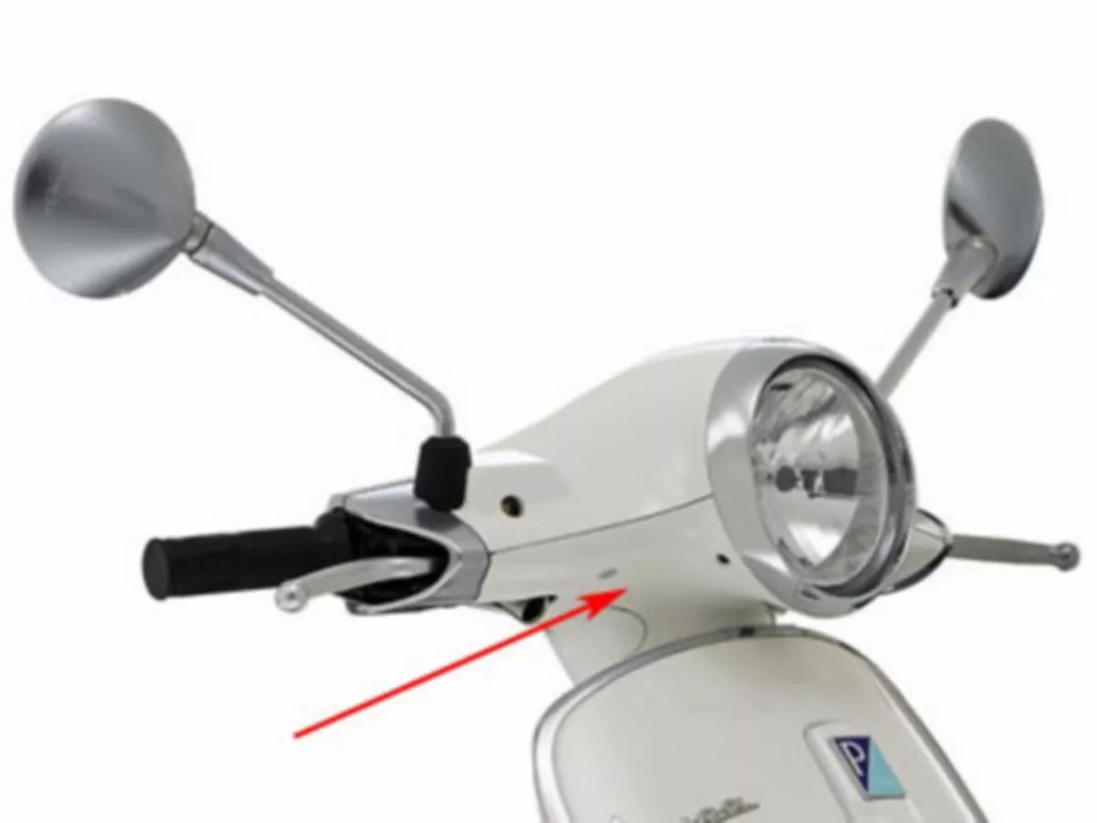 Coprimanubrio inferiore -PIAGGIO- Vespa Primavera 50-150 - Bianco Montebianco (544)