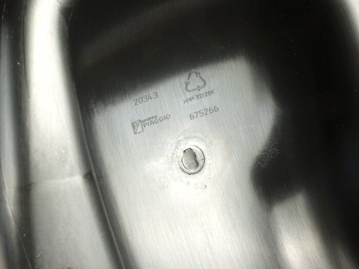 Hjälmfack -PIAGGIO- Vespa ET2 50 (ZAPC16000, ZAPC12000, ZAPC38100), Vespa ET4 125 (ZAPM19000, ZAPM04000), Vespa ET4 150 (ZAPM19000), Vespa ET4 50 50 (ZAPC26000, ZAPC26100), Vespa LT 125 (RP8M66503), Vespa LX 125 (ZAPM44100, ZAPM44300, ZAPM68100, ZAPM68300