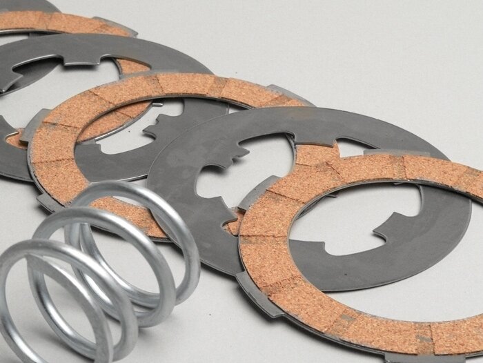 Kit disques d’embrayage garnis -CIF- Smallframe V50, V90, SS50, SS90, PV125, ET3, PK50, PK80, PK50 S, PK80 S, PK125 S, PK50 XL, PK125 XL, ETS, PK50 HP, PK50 SS - 4 disques (ressorts et disques lisses incl.)