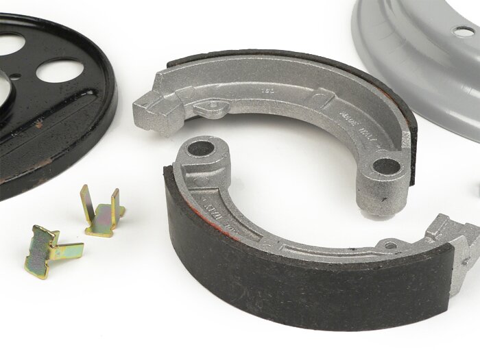 Kit d’adaptation pour passer tambour de frein arrière de 10 pouces à 8 pouces (jante type Super avec 4 trous extérieurs) -QUALITÉ OEM- Vespa Wideframe V1, V15, V30, V33, VU, VM, VN, VNA, Hoffmann, VNB, ACMA, VL150, VB150, VBA150, VBB150