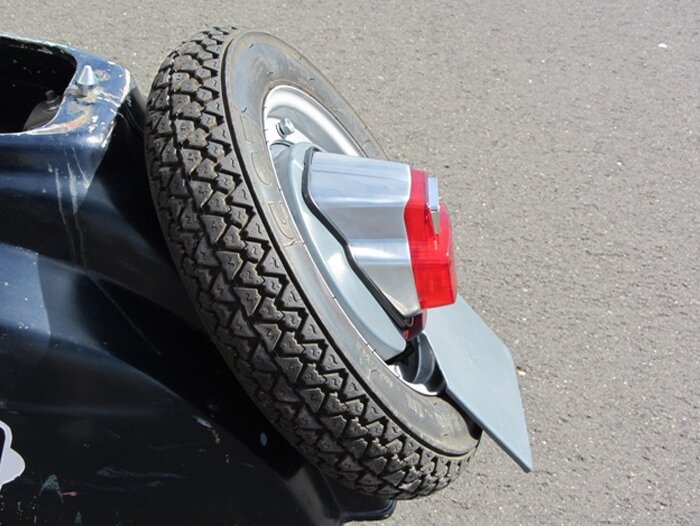Dudukan roda cadangan belakang dengan dudukan lampu belakang -KUALITAS OEM- Vespa V50, PV125, ET3 - abu-abu
