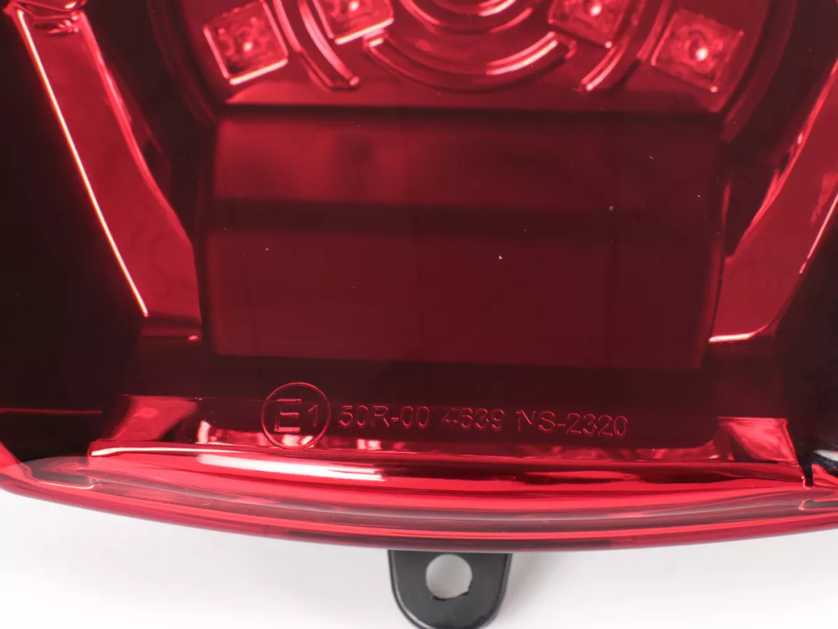 Feu arrière avec support de montage -4 CORSA LED- Vespa GTS (2019-2022) GTS125 iGet, GTS300 HPE, GTS SUPER 125/300 HPE, GTS SUPERSPORT 125/300, GTS SUPERTECH 125/300 HPE - cabochon rouge/ support de montage chromé