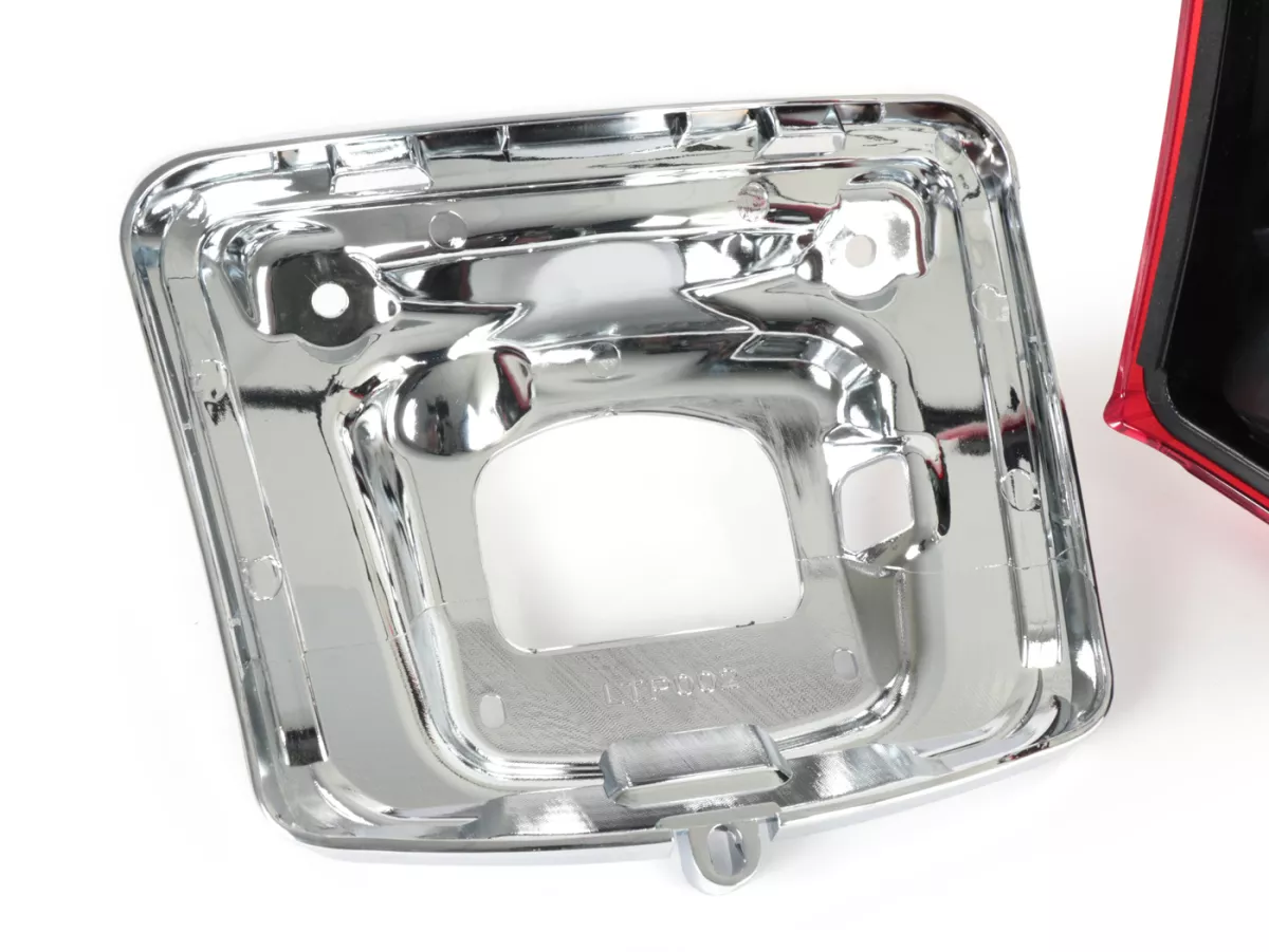 Feu arrière avec support de montage -4 CORSA LED- Vespa GTS (2019-2022) GTS125 iGet, GTS300 HPE, GTS SUPER 125/300 HPE, GTS SUPERSPORT 125/300, GTS SUPERTECH 125/300 HPE - cabochon rouge/ support de montage chromé