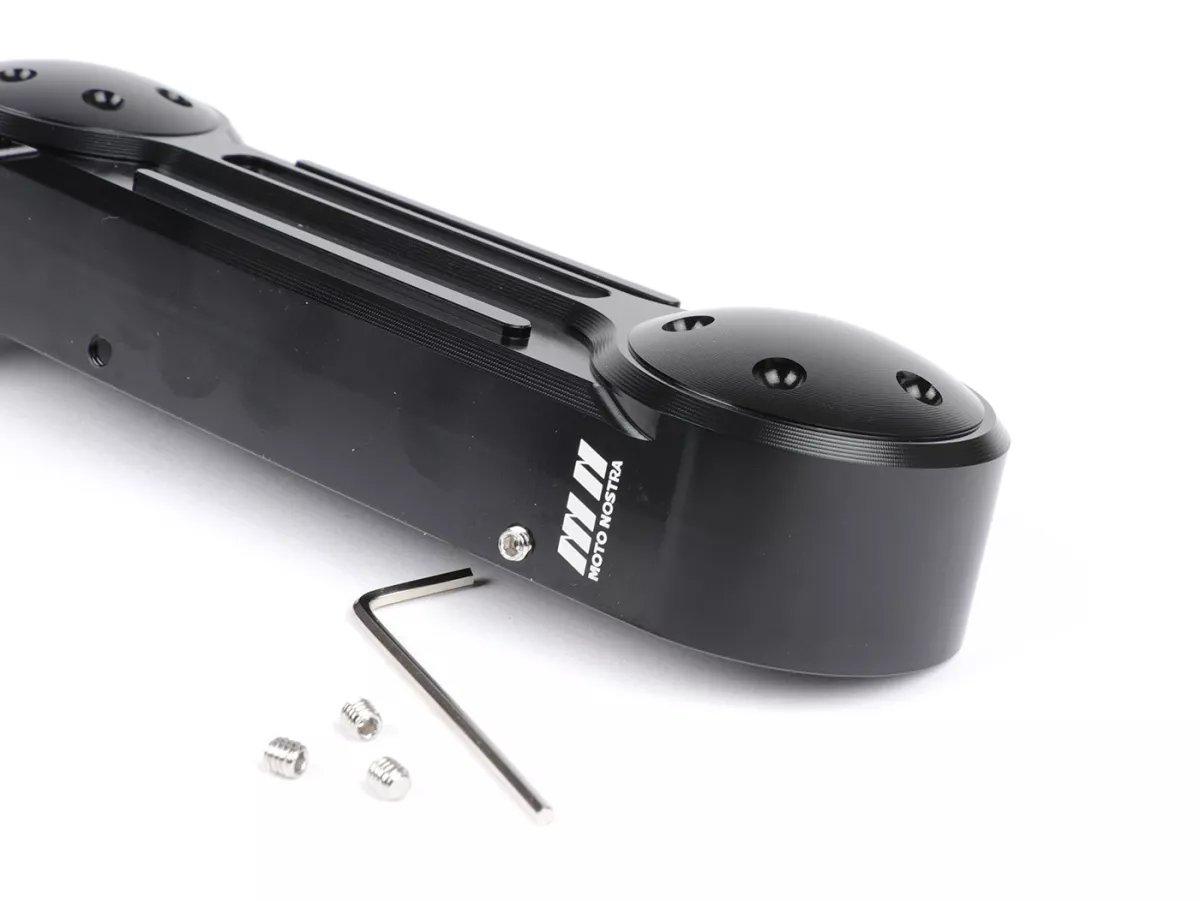 Tapa del basculante -MOTO NOSTRA, CNC, negro brillante, basculante recto- Vespa GT 125 (ZAPM31100), Vespa GT 200 (ZAPM31200), Vespa GT 60 (ZAPM45102), Vespa GT L 125 (ZAPM31101), Vespa GT L 200 (ZAPM31200), Vespa GTS 125 (ZAPM31300, ZAPMA3100), Vespa GTS 