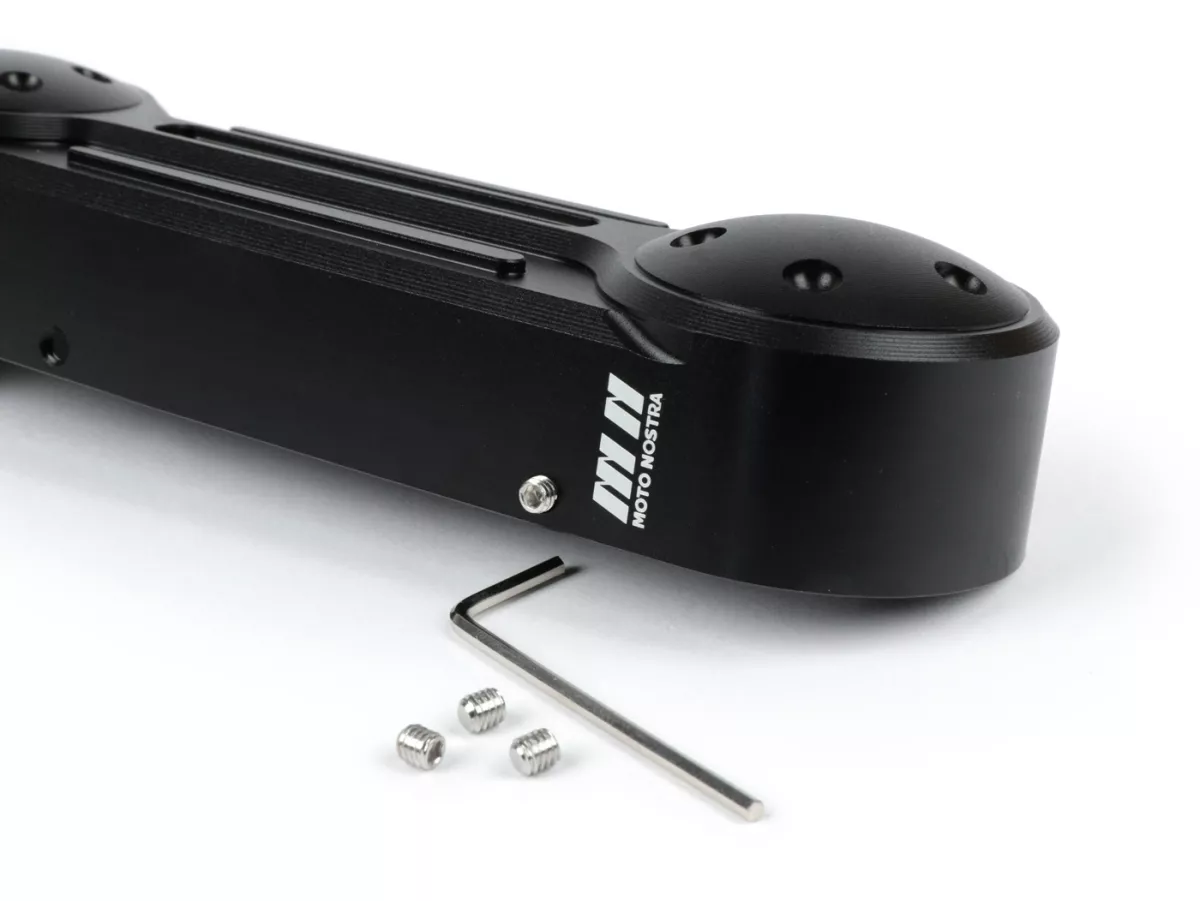 Penutup swingarm -MOTO NOSTRA, CNC, matt hitam, swingarm lurus- Vespa GT 125 (ZAPM31100), Vespa GT 200 (ZAPM31200), Vespa GT 60 (ZAPM45102), Vespa GT L 125 (ZAPM31101), Vespa GT L 200 (ZAPM31200), Vespa GTS 125 (ZAPM31300, ZAPMA3100), Vespa GTS 125 i