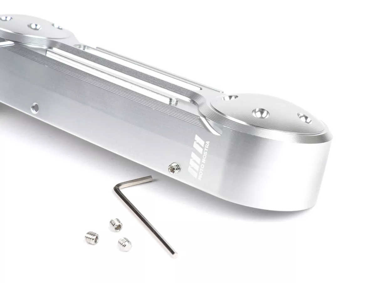 Penutup swingarm -MOTO NOSTRA, CNC, perak, swingarm lurus- Vespa GT 125 (ZAPM31100), Vespa GT 200 (ZAPM31200), Vespa GT 60 (ZAPM45102), Vespa GT L 125 (ZAPM31101), Vespa GT L 200 (ZAPM31200), Vespa GTS 125 (ZAPM31300, ZAPMA3100), Vespa GTS 125 i.e. S