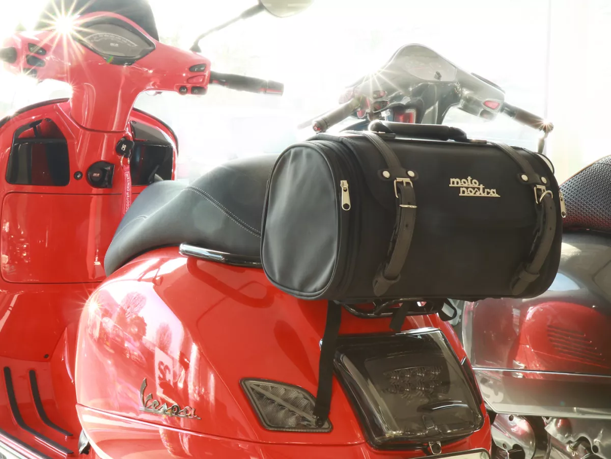 Koffer - Tas (klein) voor bagagedrager (alternatief voor topkoffer) -MOTO NOSTRA Classic 'PU' 330x190x180mm- geschikt voor o.a. Vespa, Lambretta, GTS 125-300, GTV, LX/LXV, ET4, S50-150, Sprint, Primavera - 10 liter - zwart