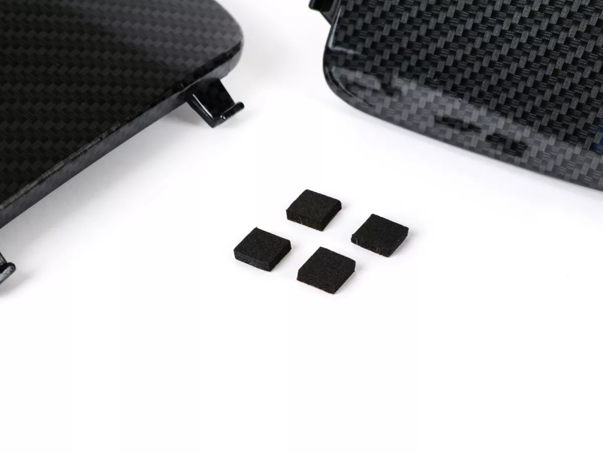 Underhållslucka för innerpanel benskydd -MOTO NOSTRA- Vespa GT, GTL, GTV, GTS 125-300 (03-22), HPE, Supertech, Supersport, Touring - (lock för kylvattenanslutning / säkringar) - kolstil