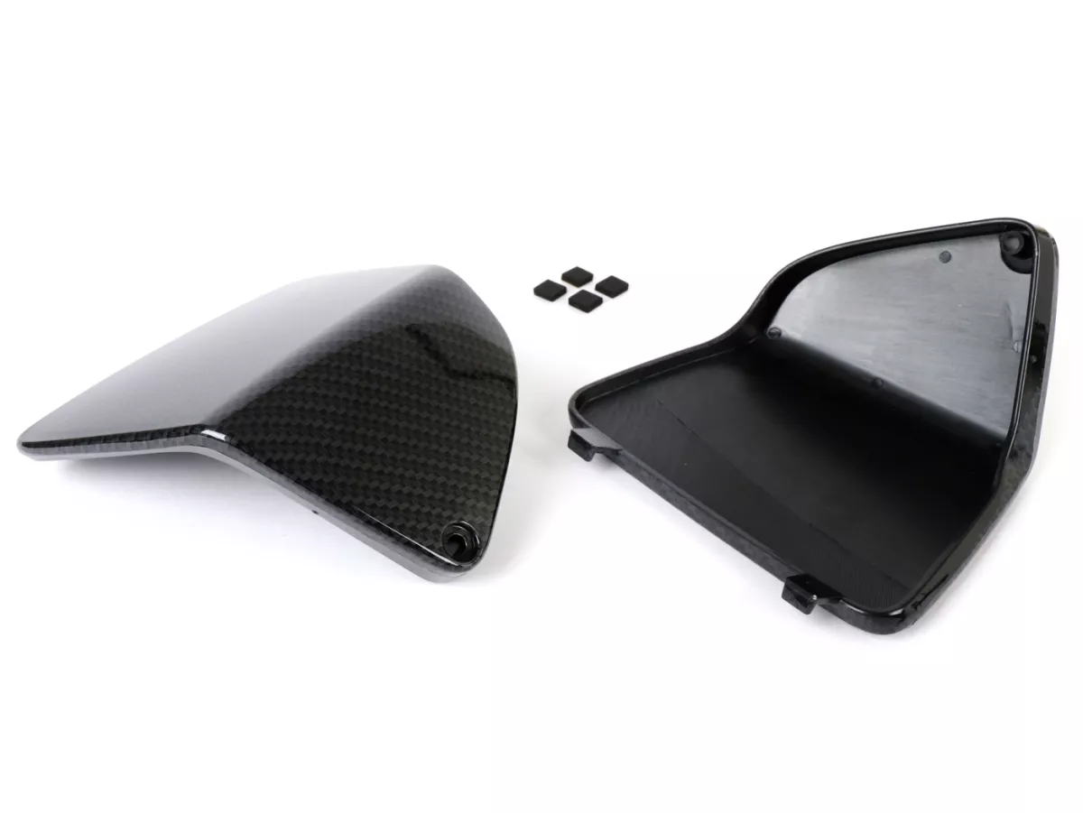 Underhållslucka för innerpanel benskydd -MOTO NOSTRA- Vespa GT, GTL, GTV, GTS 125-300 (03-22), HPE, Supertech, Supersport, Touring - (lock för kylvattenanslutning / säkringar) - kolstil