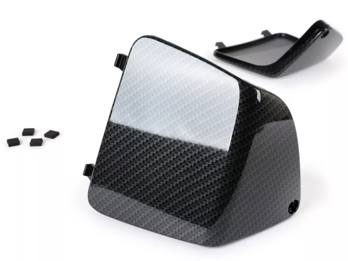 Underhållslucka för innerpanel benskydd -MOTO NOSTRA- Vespa GT, GTL, GTV, GTS 125-300 (03-22), HPE, Supertech, Supersport, Touring - (lock för kylvattenanslutning / säkringar) - kolstil