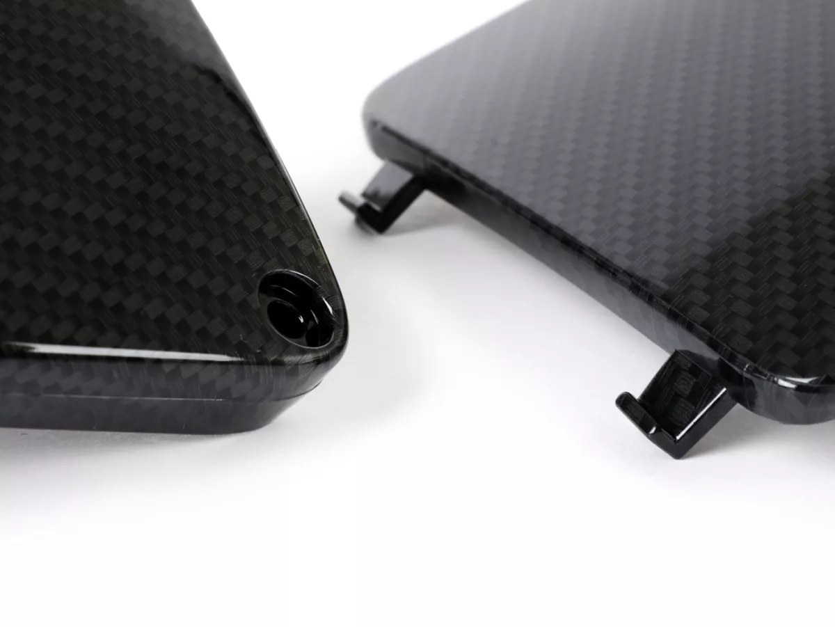 Underhållslucka för innerpanel benskydd -MOTO NOSTRA- Vespa GT, GTL, GTV, GTS 125-300 (03-22), HPE, Supertech, Supersport, Touring - (lock för kylvattenanslutning / säkringar) - kolstil