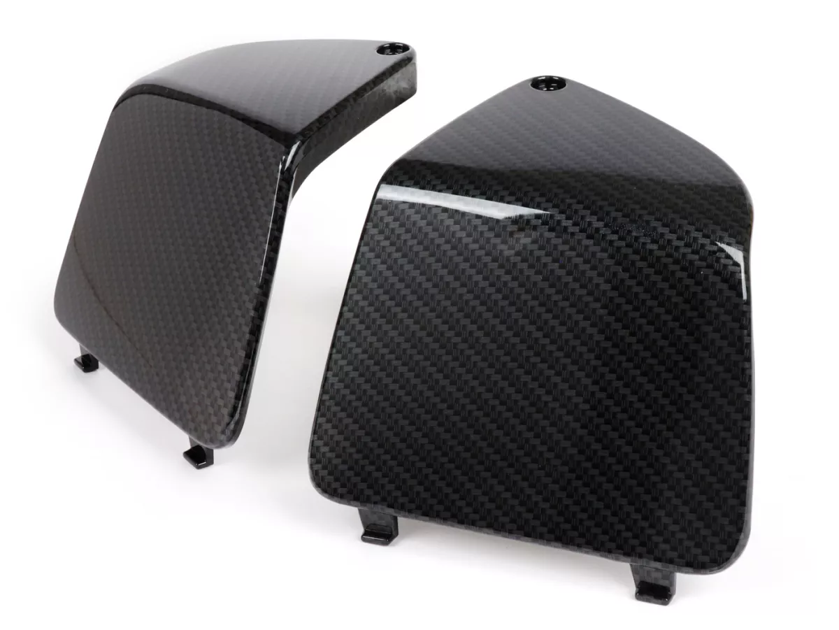 Underhållslucka för innerpanel benskydd -MOTO NOSTRA- Vespa GT, GTL, GTV, GTS 125-300 (03-22), HPE, Supertech, Supersport, Touring - (lock för kylvattenanslutning / säkringar) - kolstil