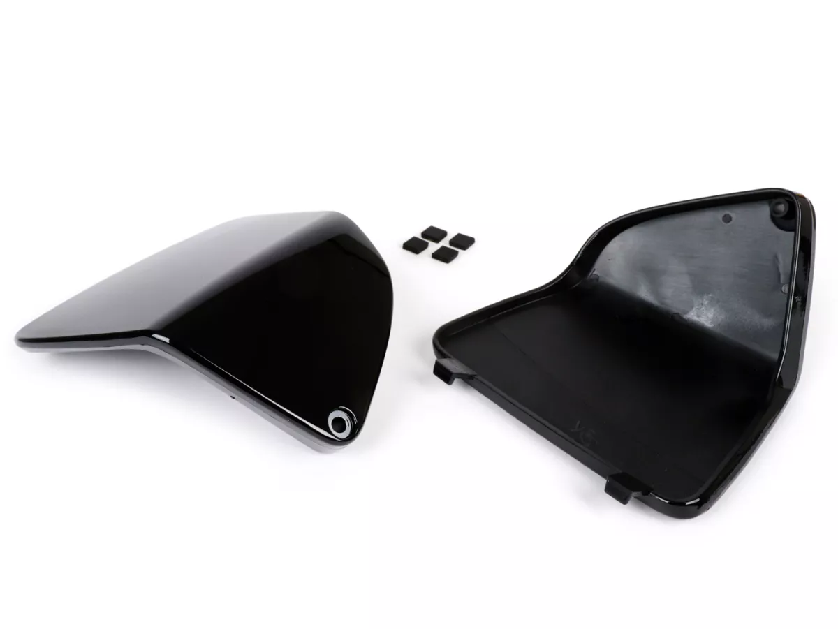 Jeu de clapets de maintenance pour l'habillage intérieur du bouclier de jambe -MOTO NOSTRA- Vespa GT, GTL, GTV, GTS 125-300 (03-22), HPE, Supertech, Supersport, Touring - (couvercle pour le raccordement de l'eau de refroidissement / fusibles) - noir brill