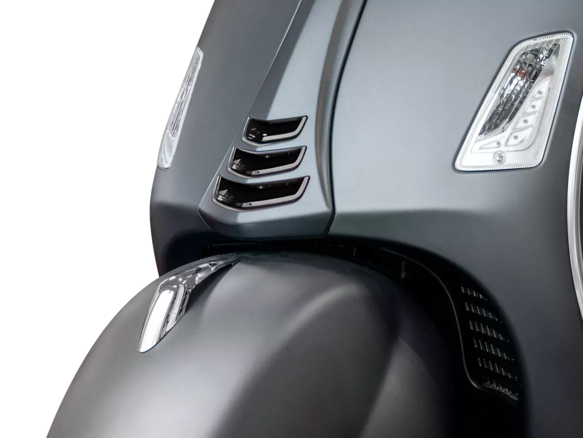Kit garniture descente de klaxon-MOTO NOSTRA, noir brillant- Vespa GTS125/300 (2019-2022), GTS Super (iGet/HPE), GTS Supersport (iGet/HPE), GTS Touring (iGet/HPE), GTS SuperTech (iGet/HPE), GTS Yacht Club, GTS SuperNotte