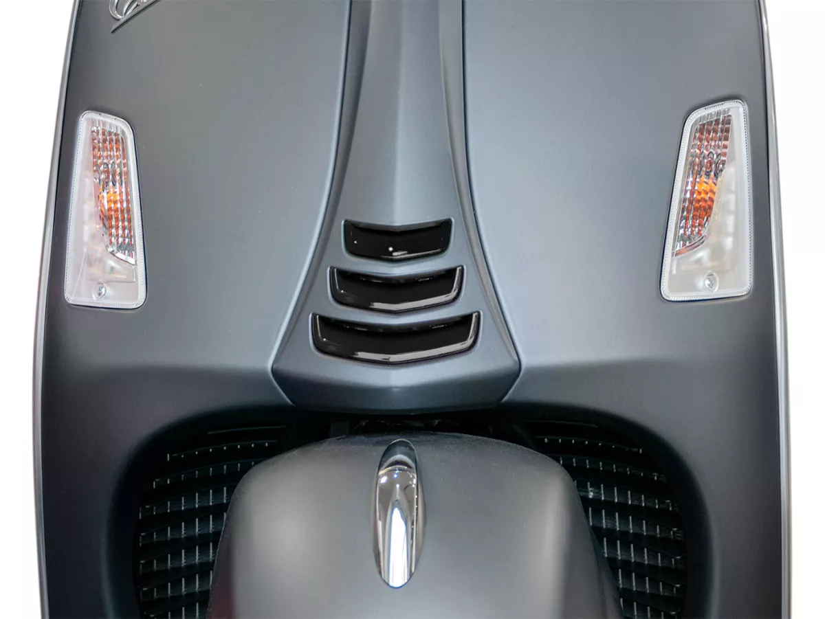 Kit garniture descente de klaxon-MOTO NOSTRA, noir brillant- Vespa GTS125/300 (2019-2022), GTS Super (iGet/HPE), GTS Supersport (iGet/HPE), GTS Touring (iGet/HPE), GTS SuperTech (iGet/HPE), GTS Yacht Club, GTS SuperNotte