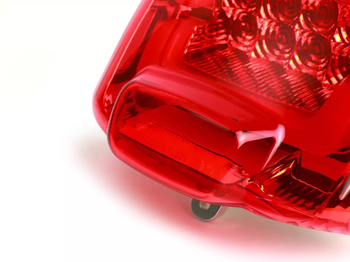Feu arrière avec support de montage -MOTO NOSTRA, LED 'Boulder'- Vespa GTS (2019-2022) GTS125 iGet, GTS300 HPE, GTS SUPER 125/300 HPE, GTS SUPERSPORT 125/300, GTS SUPERTECH 125/300 HPE - cabochon rouge/ support de montage noir brillant