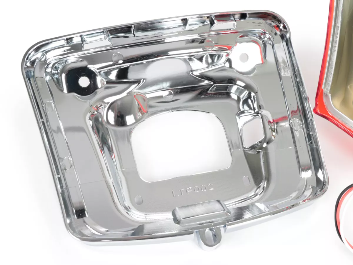 Achterlicht incl. frame -MOTO NOSTRA, LED 'Boulder' - Vespa GTS (2019-2022) GTS125 iGet, GTS300 HPE, GTS SUPER 125/300 HPE, GTS SUPERSPORT 125/300, GTS SUPERTECH 125/300 HPE - Rood glas/verchroomd frame