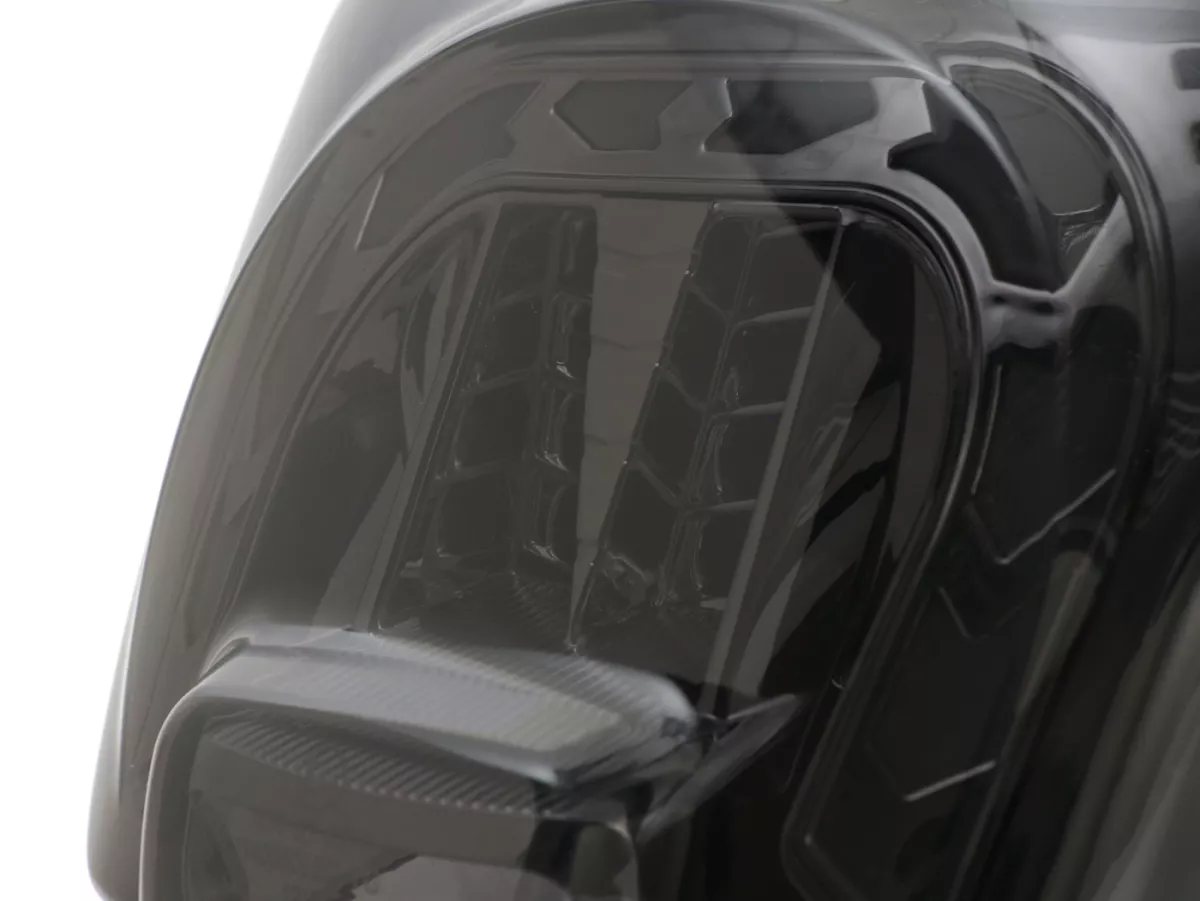 Lampu belakang termasuk rangka -MOTO NOSTRA, LED 'Panah' - Vespa GTS (2019-2022) GTS125 iGet, GTS300 HPE, GTS SUPER 125/300 HPE, GTS SUPERSPORT 125/300, GTS SUPERTECH 125/300 HPE - kaca hitam/ rangka berlapis krom