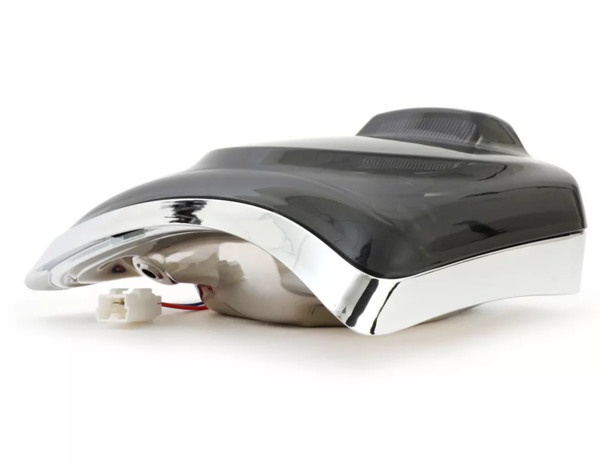 Lampu belakang termasuk rangka -MOTO NOSTRA, LED 'Panah' - Vespa GTS (2019-2022) GTS125 iGet, GTS300 HPE, GTS SUPER 125/300 HPE, GTS SUPERSPORT 125/300, GTS SUPERTECH 125/300 HPE - kaca hitam/ rangka berlapis krom