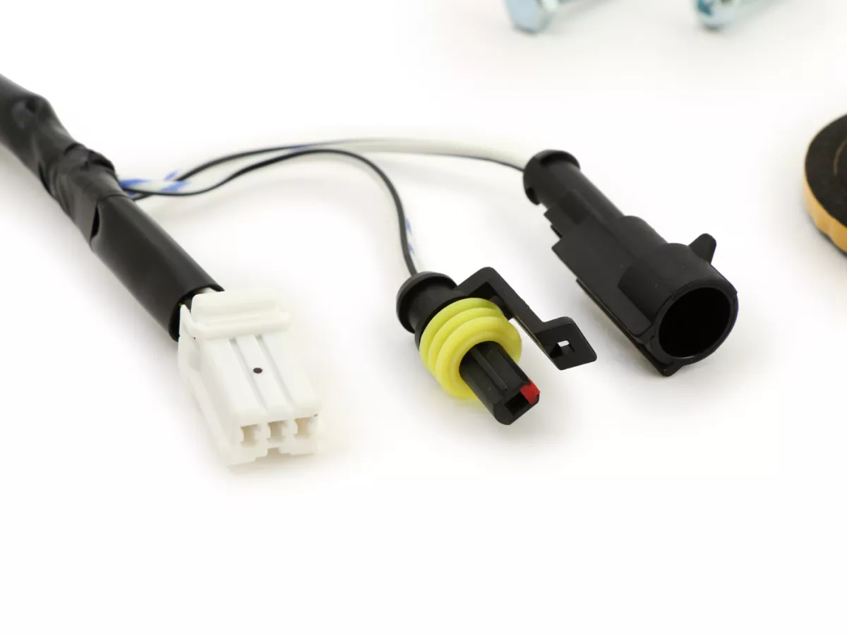 Lampu belakang termasuk rangka -MOTO NOSTRA, LED 'Panah' - Vespa GTS (2019-2022) GTS125 iGet, GTS300 HPE, GTS SUPER 125/300 HPE, GTS SUPERSPORT 125/300, GTS SUPERTECH 125/300 HPE - kaca hitam/ rangka berlapis krom