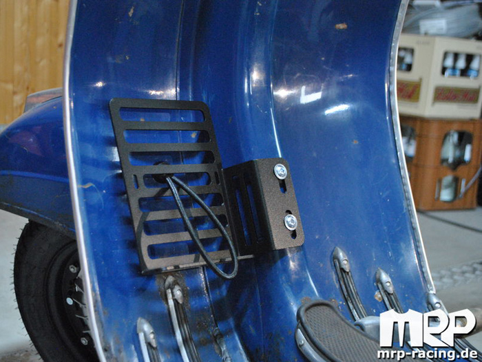 Oliekanhouder - bagagedrager voor binnenzijde beenbeschermer -MRP- Vespa Smallframe, Largeframe 10 inch - is bevestigd aan schroefdraad voor voorwielhouder - links