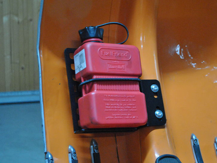 Oliekanhouder - bagagedrager voor binnenzijde beenbeschermer -MRP- Vespa Smallframe, Largeframe 10 inch - is bevestigd aan schroefdraad voor voorwielhouder - links