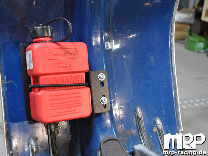 Oliekanhouder - bagagedrager voor binnenzijde beenbeschermer -MRP- Vespa Smallframe, Largeframe 10 inch - is bevestigd aan schroefdraad voor voorwielhouder - links