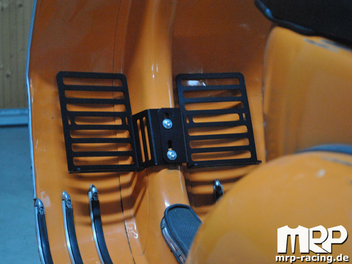 Oliekanhouder set - bagagedrager voor binnenkant beenbeschermer -MRP- Vespa Smallframe, Largeframe 10 inch - wordt bevestigd aan schroefdraad voor reservewielhouder - links + rechts