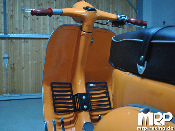 Oliekanhouder set - bagagedrager voor binnenkant beenbeschermer -MRP- Vespa Smallframe, Largeframe 10 inch - wordt bevestigd aan schroefdraad voor reservewielhouder - links + rechts