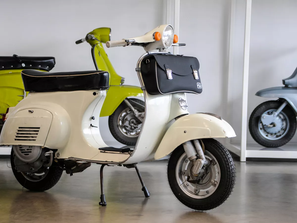 Borsa paragambe, in pelle, esterna, nera -M&R, Made in Italy- Vespa V50, PV125, ET3