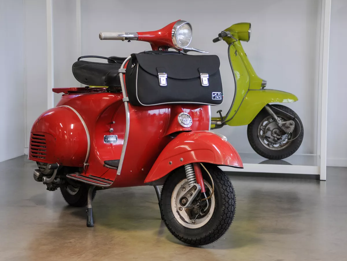 Beenschild tas, leder, buitenkant, zwart -M&R, Made in Italy- Vespa 125 VNA, VNB, Vespa 150 VBA, VBB, Vespa 150 T4 (VGLA, VGLB)