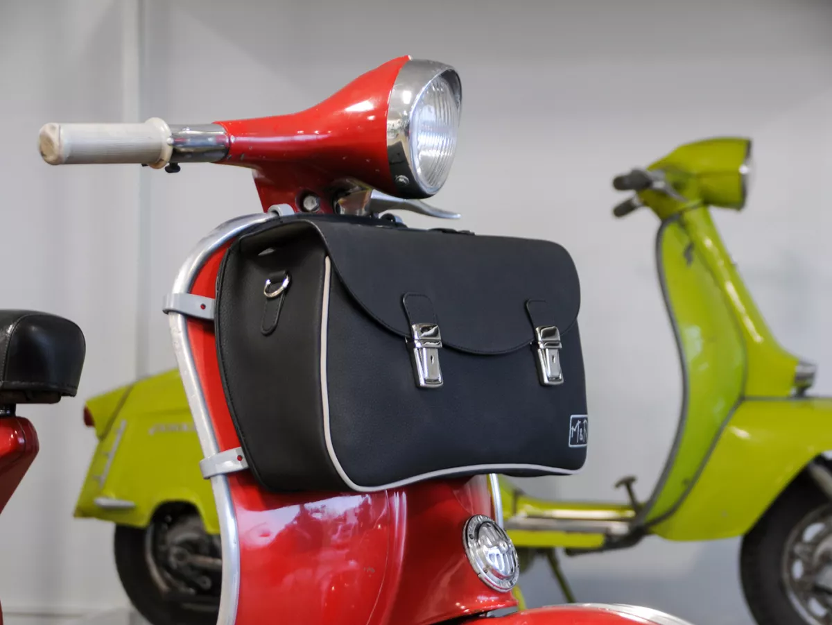 Beenschild tas, leder, buitenkant, zwart -M&R, Made in Italy- Vespa 125 VNA, VNB, Vespa 150 VBA, VBB, Vespa 150 T4 (VGLA, VGLB)