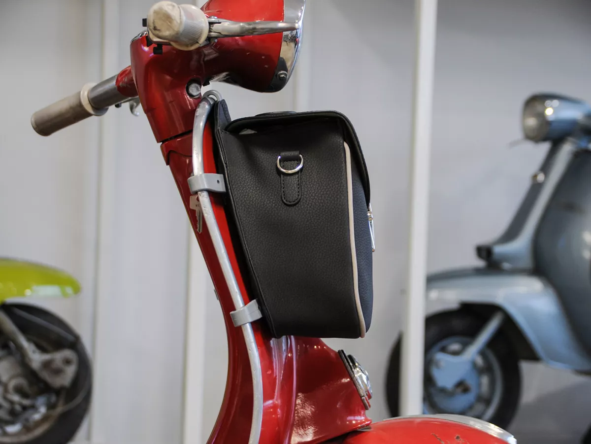 Beenschild tas, leder, buitenkant, zwart -M&R, Made in Italy- Vespa 125 VNA, VNB, Vespa 150 VBA, VBB, Vespa 150 T4 (VGLA, VGLB)