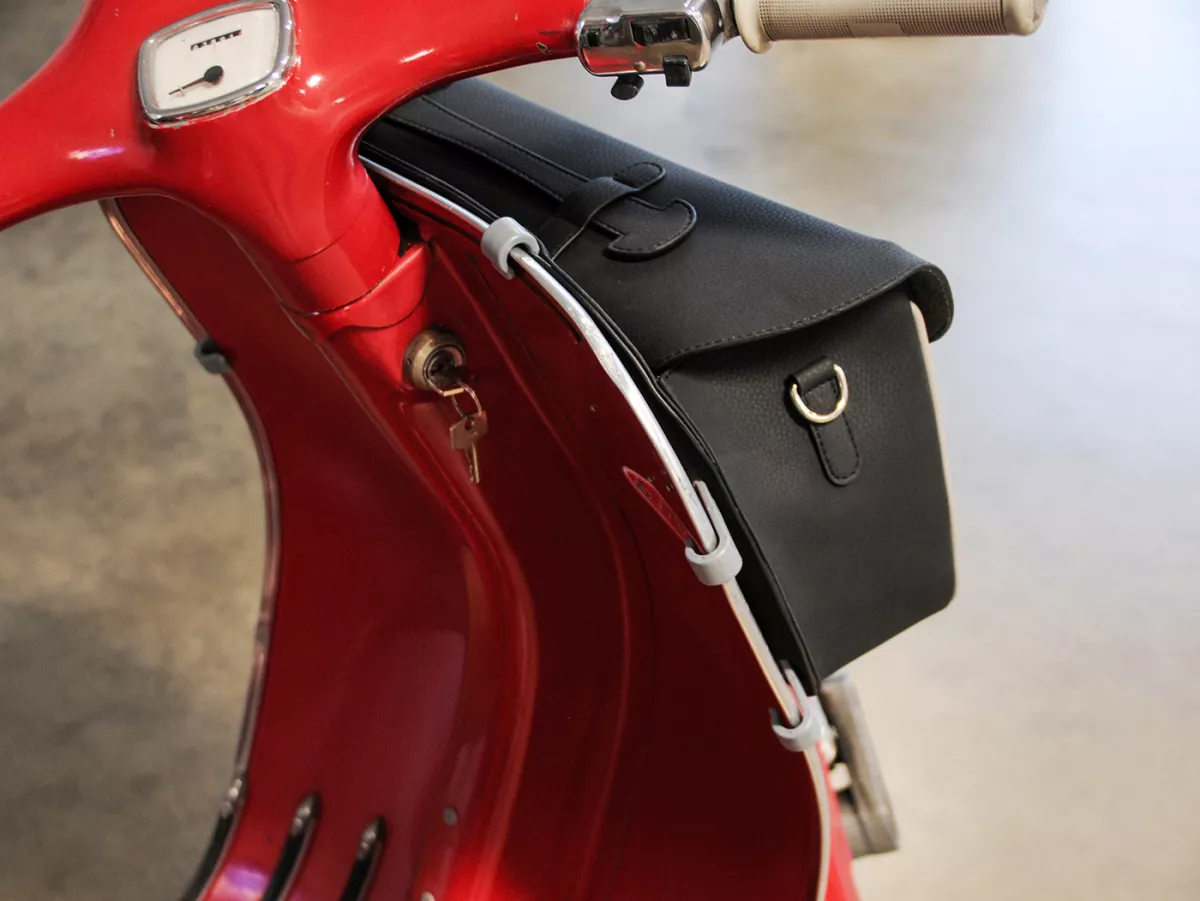 Beenschild tas, leder, buitenkant, zwart -M&R, Made in Italy- Vespa 125 VNA, VNB, Vespa 150 VBA, VBB, Vespa 150 T4 (VGLA, VGLB)