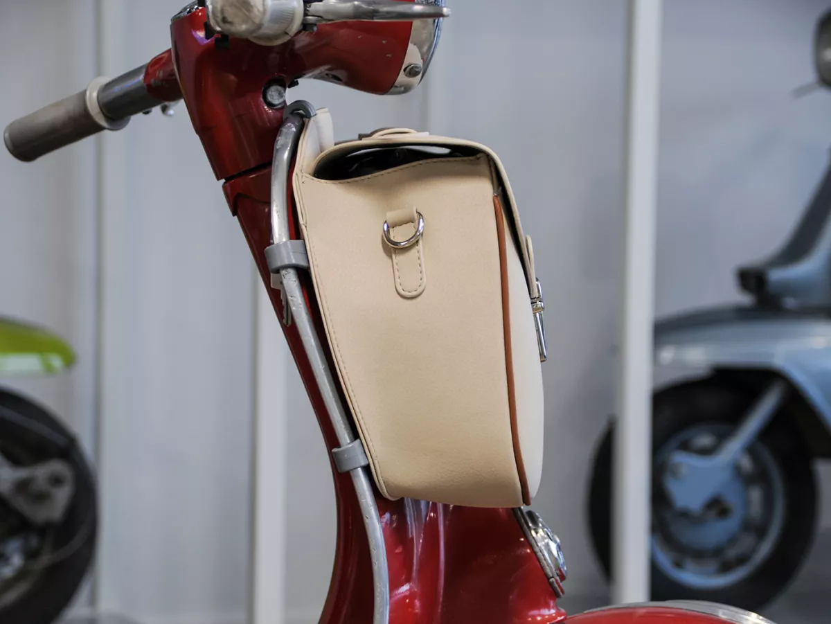 Bolsa cubrepiernas, cuero, exterior, beige -M&R, Made in Italy- Vespa 125 VNA, VNB, Vespa 150 VBA, VBB, Vespa 150 T4 (VGLA, VGLB)