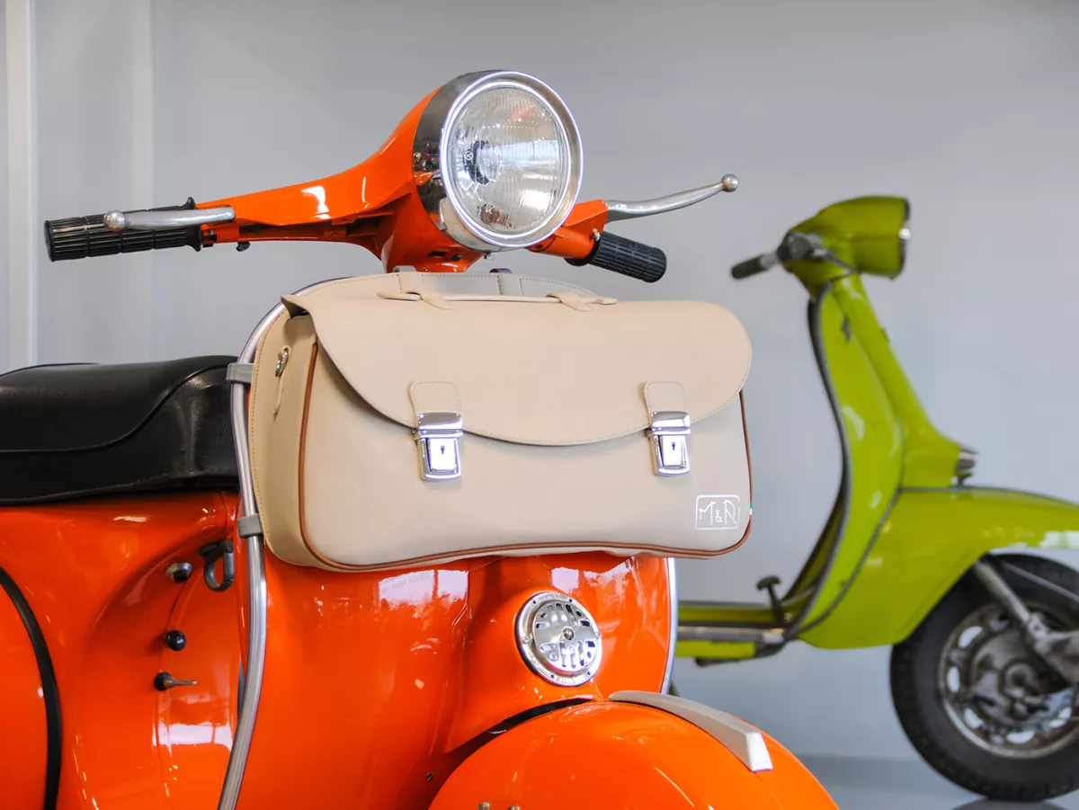 Bolsa cubrepiernas, cuero, exterior, beige -M&R, Made in Italy- Vespa Rally180 (VSD1T), Rally200 (VSE1T), TS125 (VNL3T), Sprint150 (VLB1T), Sprint Veloce, GT125 (VNL2T), GTR125 (VNL2T), Super, SS180 (VSC1T), GL150 (VLA1T)