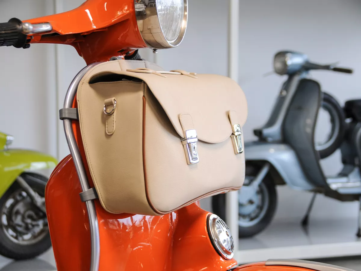 Bolsa cubrepiernas, cuero, exterior, beige -M&R, Made in Italy- Vespa Rally180 (VSD1T), Rally200 (VSE1T), TS125 (VNL3T), Sprint150 (VLB1T), Sprint Veloce, GT125 (VNL2T), GTR125 (VNL2T), Super, SS180 (VSC1T), GL150 (VLA1T)