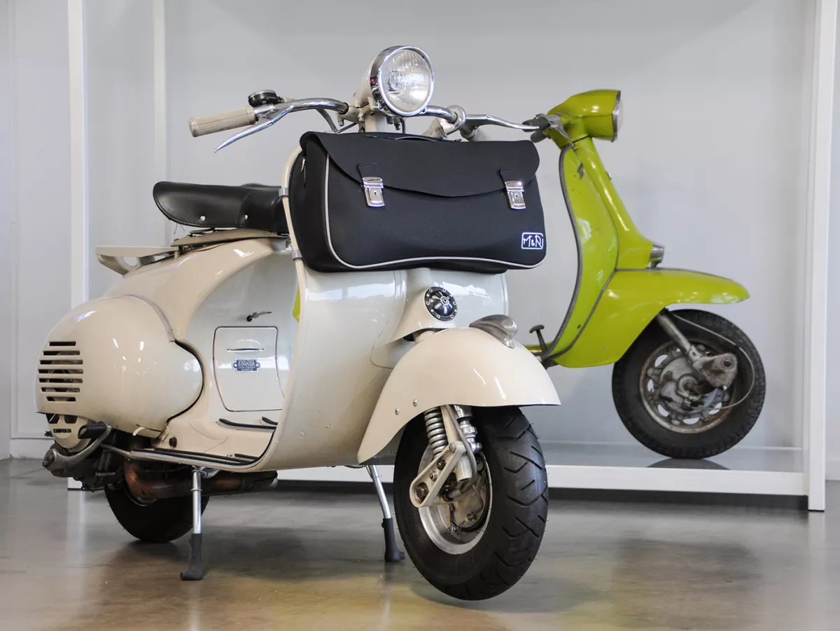Beenschild tas, leer, buiten, zwart -M&R, Made in Italy- Vespa VM, VN, VL, VB