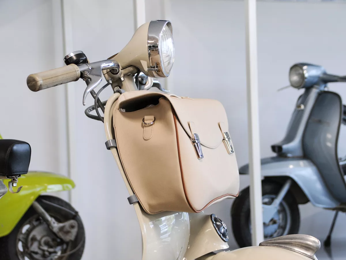 Beenschild tas, leer, buiten, beige -M&R, Made in Italy- Vespa VM, VN, VL, VB