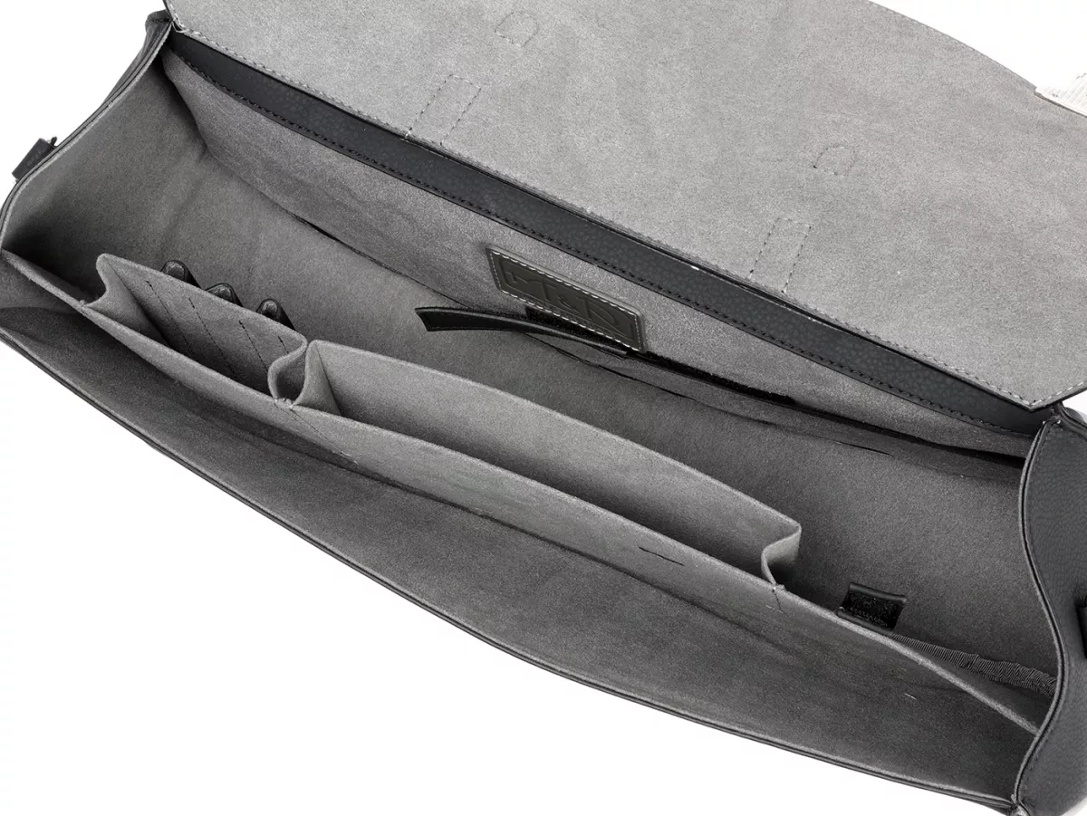 Borsa paragambe, in pelle, esterna, nera -M&R, Made in Italy- Vespa PX